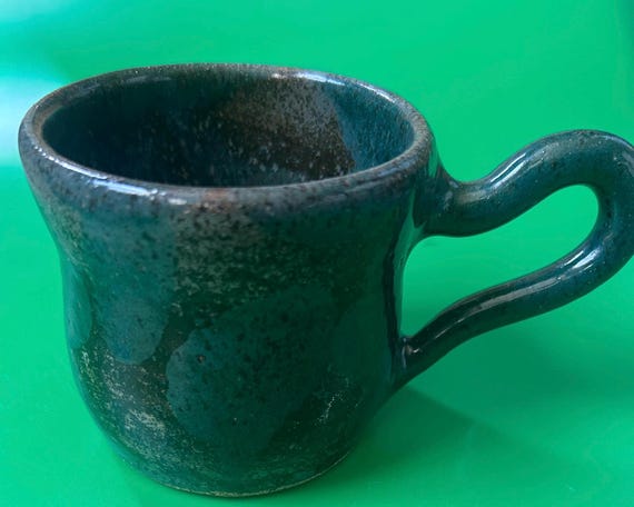 Kaffeebecher mit drei Fingerrad und handgezogenem Henkel