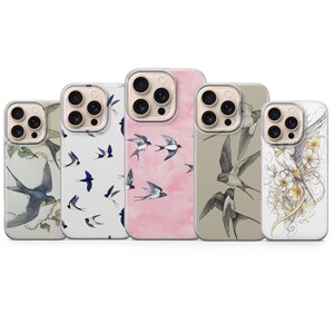 Peut inclure: Cinq coques de téléphone avec des motifs d'oiseaux. Les coques présentent des illustrations d'hirondelles en vol, avec des fonds blancs, roses et beiges. Certaines coques ont des accents floraux, d'autres présentent un motif d'oiseaux.