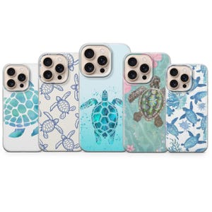 Könnte beinhalten: Fünf Handyhüllen mit Schildkröten-Designs. Die Hüllen weisen verschiedene Muster auf, darunter Aquarelle, Strichzeichnungen und detaillierte Illustrationen. Zu den Farben gehören Türkis, Blau, Grün und Creme. Die Hüllen sind für ein Smartphone konzipiert.