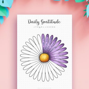 Könnte beinhalten: Ein weißes Blatt Papier mit der Überschrift Daily Gratitude und einem gepunkteten Rasterhintergrund. Es zeigt eine große Gänseblümchen-Illustration mit gelber Mitte. Mehrere violett gefärbte Blütenblätter enthalten handschriftlichen Text.