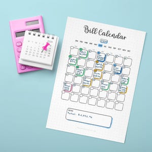 Könnte beinhalten: Ein rosa Taschenrechner, ein kleiner 2026 Spiral-Tischkalender mit einer rosa Pinnadel und ein gedrucktes Rechnungs-Kalenderblatt für 2026. Der Kalender enthält handschriftliche monatliche Ausgaben in farbigen Kästchen, wie Miete und Abonnements.