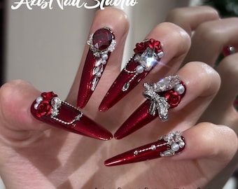 Unghie finte gotiche a stiletto rosso rubino – Set di unghie finte glamour fatte a mano con cristalli