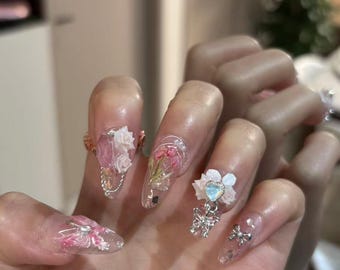 Klare rosa getrocknete Blume Schmetterling Drücken Sie auf die Nägel, Elegante Mandel Gefälschte Nägel, Zarte 3D Blumen Nail Art für Hochzeitsdatum