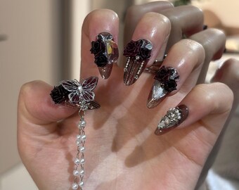 Dunkelrote schwarze Rose Schmetterling Drücken Sie auf die Nägel, Gothic Quaste Perle Kette Mandel Nägel, Y2K Romantische Handgemachte False Nails