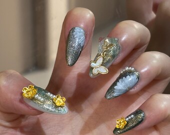 Waldgrün Glitter Daisy Schmetterling Drücken Sie auf die Nägel, Gold Floral Perle Mandel Gefälschte Nägel, Fairycore Elegante Handgemachte Nägel