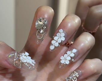Klare weiße Blumenschleife-Press-On-Nägel, funkelnde Rhinestone-Mandel-gefälschte Nägel, Luxusbrautfee handgemachte falsche Nägel