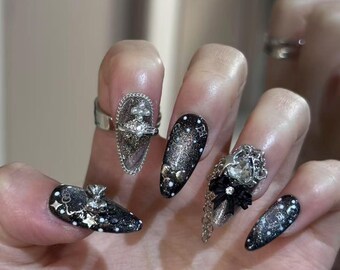 Schwarze Gothic Kette Kreuz Press On Nails, Dark Glitter Almond Fake Nägel, Edgy Punk 3D Nail Art für Halloween Party