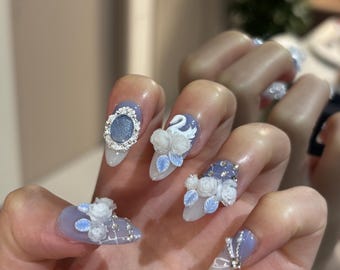Dusty Blue White Swan Rose Drücken Sie auf die Nägel, 3D Floral Gem Mandel Gefälschte Nägel, Vintage Prinzessin Handgemachte Nagelkunst