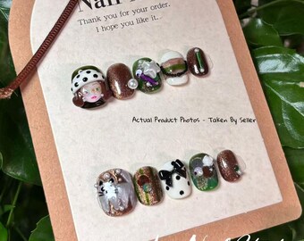 Unhas postiças vintage marrom e verde com boneca, arte de unhas 3D feita à mão com personagem, design fofo de laço com bolinhas, conjunto de unhas postiças brilhantes e reutilizáveis.
