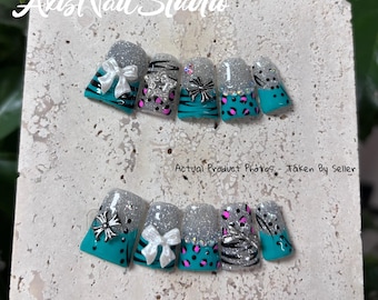 Unghie finte turchesi Y2K, fiocco glitterato argento, accenti zebrati e leopardati, unghie finte quadrate