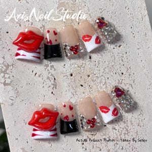 Rossetto rosso, bacio, french manicure, unghie quadrate – Set glamour con cuore di strass immagine 1