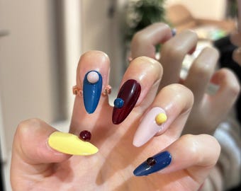 Lebendige Farbblock Polka Dot Drücken Sie die Nägel, Retro Blau Gelb Rote Mandel Gefälschte Nägel, Minimalistischer Spaß Handgefertigte Nagelkunst