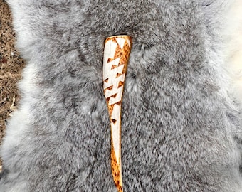 Horquilla para el cabello tallada en asta con diseño Yurok