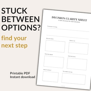 Könnte beinhalten: Ein weißes, druckbares PDF-Blatt mit dem Text "DECISION CLARITY SHEET" und Aufforderungen zur Entscheidungsfindung. Das Blatt befindet sich auf einem hellbeigen Hintergrund. Der Text links lautet "STUCK BETWEEN OPTIONS? find your next step".