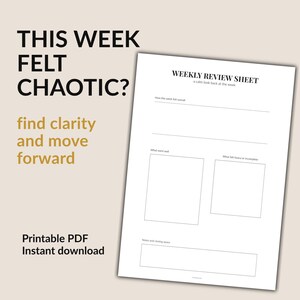 Könnte beinhalten: Ein weißes Wochenrückblick-Blatt mit schwarzem Text, das Abschnitte für Reflexionen, Erfolge, unerledigte Aufgaben und Notizen enthält. Der Text auf der linken Seite lautet: THIS WEEK FELT CHAOTIC? find clarity and move forward. Druckbares PDF.