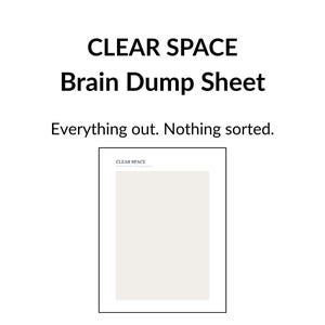 Könnte beinhalten: Weißer Hintergrund mit dem Text "CLEAR SPACE Brain Dump Sheet" und dem Slogan "Everything out. Nothing sorted." Ein gerahmtes Blatt Papier befindet sich in der Mitte, mit den Worten "CLEAR SPACE" oben.