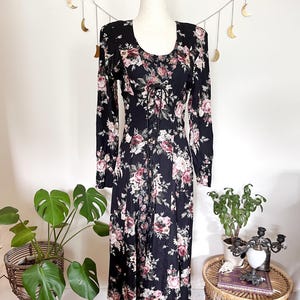 Vintage 90er Jahre Nostalgie Schwarzes Blumen Kleid — Witchy Schnür Korsett Midi, Cottage Goth Rayon, Poet Ärmel, Verstellbare Taillengröße Medium