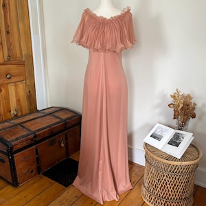 robe vintage des années 1970 à épaules dénudées et à volants couleur pêche | Fabrication syndicale | Robe prairie romantique livre de contes | Balletcore | Robe de soirée gothique douce P–M