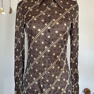 Blouse Hukapoo vintage des années 70 : haut disco à rayures brunes et à pois (XS-S)