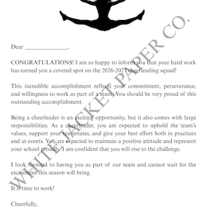 Op de afbeelding: Een zwart-wit brief die iemand feliciteert met het behalen van een plek in het cheerleadingteam van 2026-2027. Het briefpapier toont een silhouet van een cheerleader in een split, met pompons.