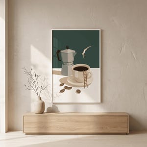 Può includere: Stampa artistica incorniciata con un'illustrazione a tema caffè. Una caffettiera argentata e una tazza di caffè con una scala sono accanto a un sub. I chicchi di caffè sono sparsi sul tavolo. Lo sfondo è verde scuro.