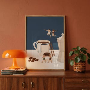 Peut inclure: Une affiche encadrée représentant une scène fantaisiste sur le thème du café. Deux personnages sautent dans une tasse de café, tandis que deux autres portent un grain de café. Une cafetière et des grains de café sont également représentés. La palette de couleurs comprend des nuances de bleu, de blanc et de marron.
