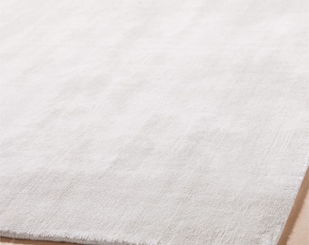 Handloom Silk Rug: Warm White, Luminous Finish, Minimalist Decor