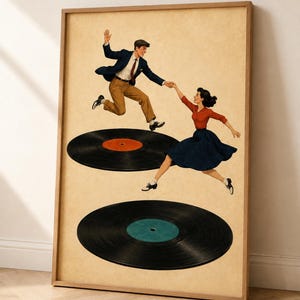 Puede incluir: Una lámina de arte enmarcada con una ilustración de estilo vintage que muestra a dos figuras bailando y saltando sobre dos grandes discos de vinilo negros. El fondo es de color beige claro y las figuras visten ropa de mediados de siglo.