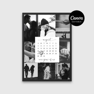 Puede incluir: Un póster de collage de fotos en blanco y negro en un marco negro que presenta varias imágenes de una pareja. Un cuadrado blanco central muestra el mes de agosto, una cuadrícula de calendario con el número 23 rodeado por un corazón y el texto one year of us.