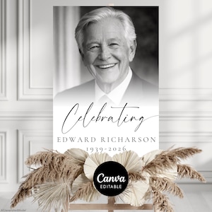 Op de afbeelding: Zwart-wit herdenkingsbord met een lachende man. De tekst luidt "Celebrating Edward Richardson 1939-2026" in sierlijke letters. Droge bloemstukken en een Canva-logo sieren de basis.