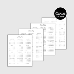 Könnte beinhalten: Ein Set aus vier weißen Papierkalenderblättern für die Jahre 2026, 2027, 2028 und 2029, jeweils mit einem zwölfmonatigen Rasterlayout und schwarzem Text. Ein schwarzes kreisförmiges Abzeichen enthält den weißen Text Canva Editable.