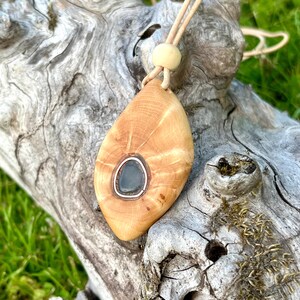 Handgefertigte Kette aus Buchen Baumperle mit blauem Fluorit, Unikat, Heilstein, energetischer Schmuck, Diffuser Schmuck, Talisman, Amulett