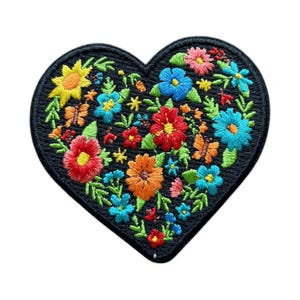 Puede incluir: Parche bordado en forma de corazón con fondo negro. El parche está lleno de flores coloridas en tonos rojos, naranjas, amarillos, azules y rosas, junto con hojas verdes y pequeñas mariposas. Diseñado para fines decorativos.