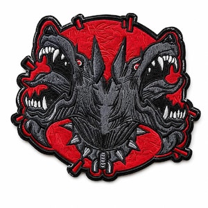 Puede incluir: Un parche bordado que muestra un perro de tres cabezas con pelaje gris oscuro, dientes blancos afilados y ojos rojos. La criatura lleva un collar de púas sobre un fondo circular rojo con un patrón texturizado y un borde negro.