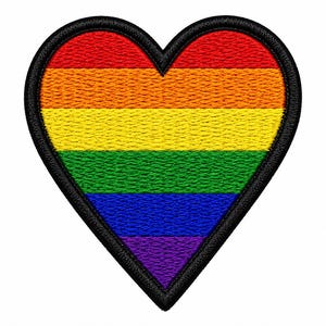 Puede incluir: Un parche bordado en forma de corazón con franjas horizontales en rojo, naranja, amarillo, verde, azul y morado. El parche tiene un borde grueso cosido en color negro sólido que delinea toda la forma del corazón sobre un fondo blanco.