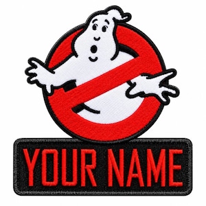 Può includere: Una toppa ricamata raffigurante un personaggio fantasma bianco centrato all'interno di un cerchio rosso con una barra diagonale rossa. Sotto l'emblema circolare si trova una toppa rettangolare nera con il testo ricamato in rosso YOUR NAME.