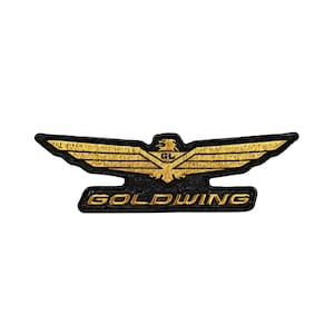 Könnte beinhalten: Ein gestickter Aufnäher mit einem goldenen Adler mit ausgebreiteten Flügeln und den Buchstaben GL über dem Wort GOLDWING in Goldfaden auf schwarzem Hintergrund. Das Design hat eine markante geflügelte Emblemform mit rechteckiger Basis.