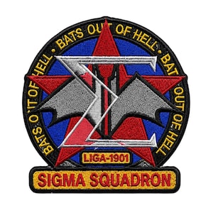 Puede incluir: Un parche bordado circular con una estrella roja sobre fondo azul, superpuesto con una forma de murciélago plateada y una gran letra Sigma blanca. El texto del borde dice BATS OUT OF HELL, con LIGA-1901 y SIGMA SQUADRON en letras amarillas.