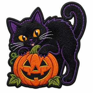 Puede incluir: Un parche bordado que muestra un gato negro con grandes ojos naranjas y reflejos morados, de pie sobre una calabaza naranja tallada con un tallo verde y dos hojas verdes en la base, todo delineado con un borde negro grueso.