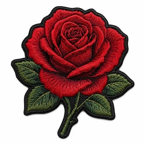Puede incluir: Un parche bordado que presenta una rosa roja vibrante con pétalos superpuestos y hojas de color verde oscuro. El diseño está delineado con un borde negro grueso, mostrando costuras detalladas que crean textura y profundidad en el motivo.
