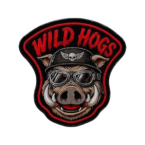Może przedstawiać: Naszywka w kształcie tarczy przedstawiająca brązowego dzika w czarnym kasku ze skrzydlatą czaszką i goglami. Napis WILD HOGS jest wykonany czerwoną nicią nad głową dzika. Naszywka posiada czarne tło oraz czerwoną obwódkę wokół krawędzi.
