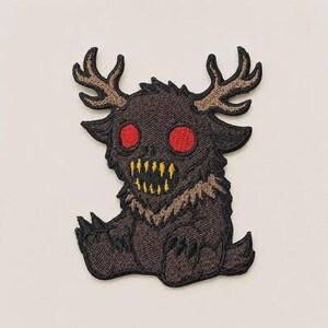 Parche bordado de monstruo con cuernos espeluznante / Parche de criatura del bosque oscuro / Parche para coser de críptido espeluznante / Aplique para chaqueta gótica