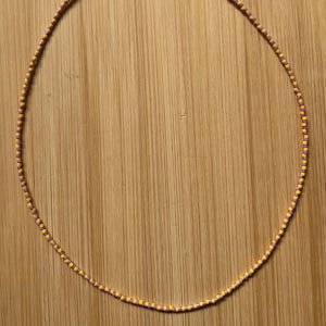 Gargantilha de miçangas violeta e amarela: colar minimalista em camadas