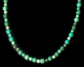 Op de afbeelding: Een groene edelsteen ketting met aflopende kralen. De kralen zijn een mix van licht en donkergroen.