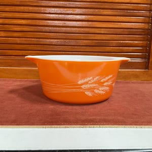 Vintage Pyrex Autumn Harvest Wheat casserole