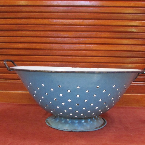 Vntg Blue Enamel Ware Metal Country Farmhouse Kitchen Strainer Footed Colander Rustic Kitchen