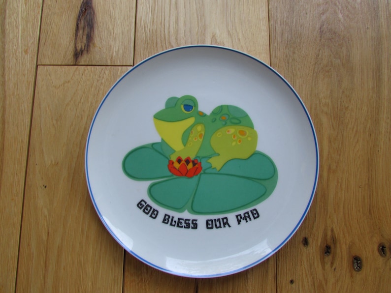 1973 God Bless Our Pad Friendly Greeters Sunshine Plates Frog