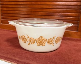 Vintage Pyrex Butterfly Gold 1 1/2 quart casserole