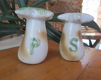 Vntg Palm Tree Salt and Pepper Shakers