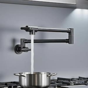 Puede incluir: Un grifo de llenado de ollas de bronce oscuro con agua que fluye hacia una olla de acero inoxidable sobre una estufa de gas. El grifo está montado en una pared gris y tiene un diseño elegante y moderno. La olla tiene dos asas.